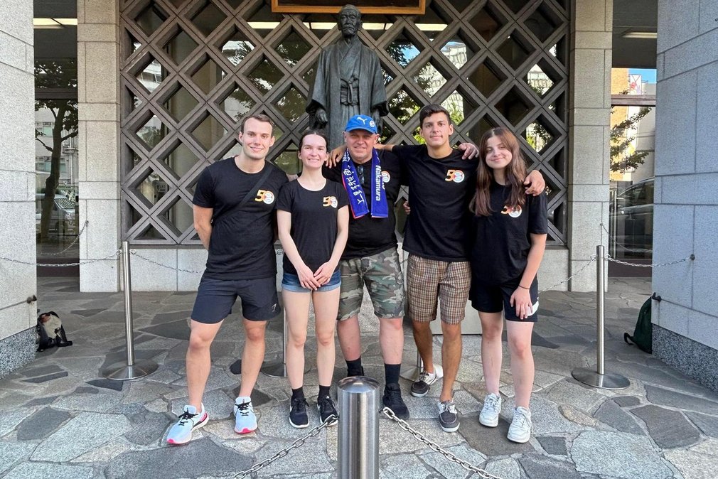 Gruppenbild beim Japan Austausch vor einer japanischen Statue.