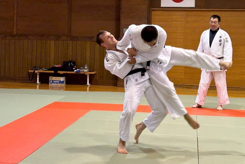 Zwei Judoka bei einem Trainingskampf.