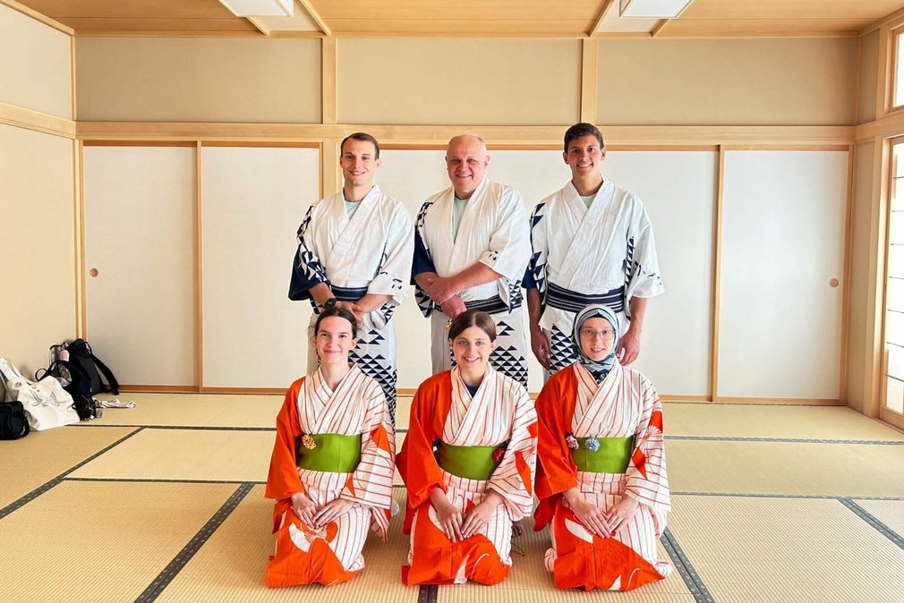 Gruppenbild in typisch japanischem Gewand.