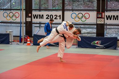 Maennliche Judokas beim Training.