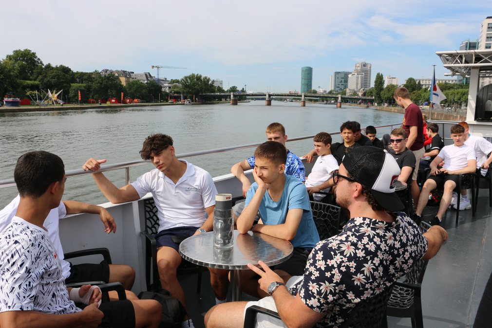 Teilnehmende des Deutsch-Franzoesischen-Austausches bei einem Ausflug mit einem Schiff auf dem Main in Frankfurt.