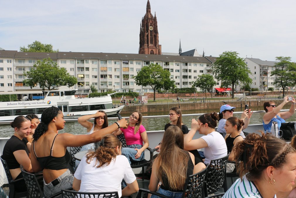 Teilnehmende des Deutsch-Franzoesischen-Austausches bei einem Ausflug mit einem Schiff auf dem Main in Frankfurt.