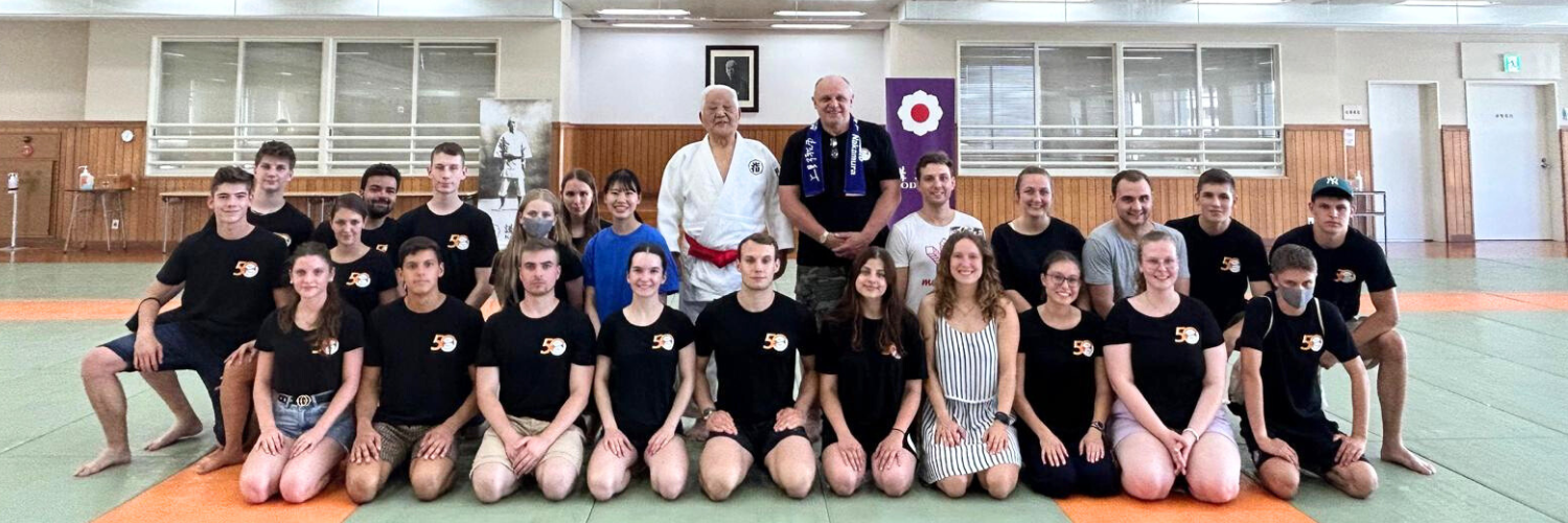 Gruppenfoto der jugendlichen Teilnehmenden beim Japan-Simultanaustausch.