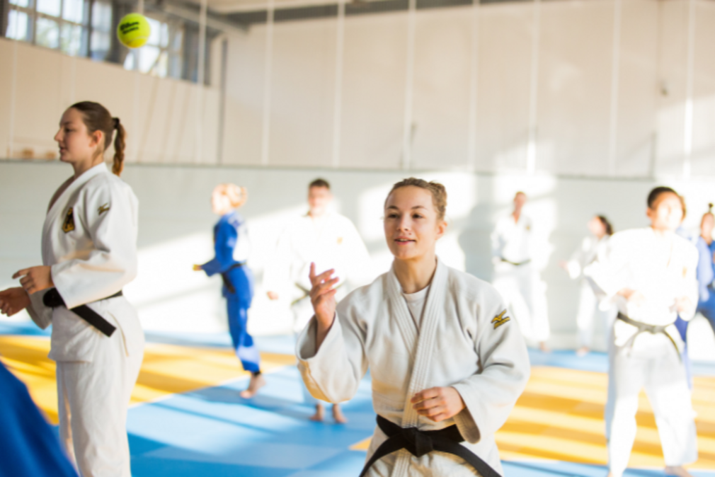 Nachwuschs-Judoka beim Judo-Training.