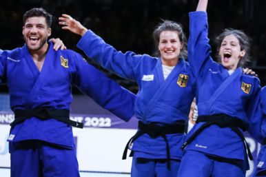 Drei Judoka der Deutschen Nationalmannschaft, die jubeln.